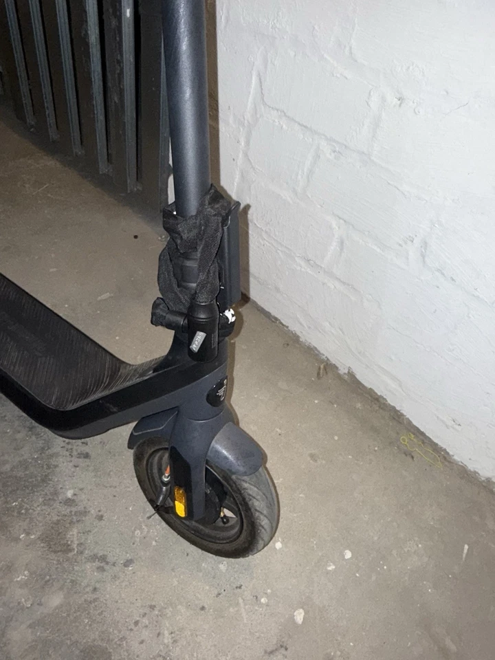 E-Roller mit Schloss und Ladegeräte Elektro Roller.gebraucht,guter Zustand - Bild 2 von 4