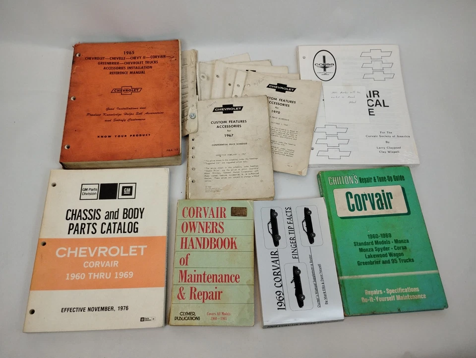 ENORME LOTE DE LIBROS DE CATÁLOGO DE PIEZAS Chevrolet Corvair años 60 manual de referencia guía del comprador Foto 4 de 4