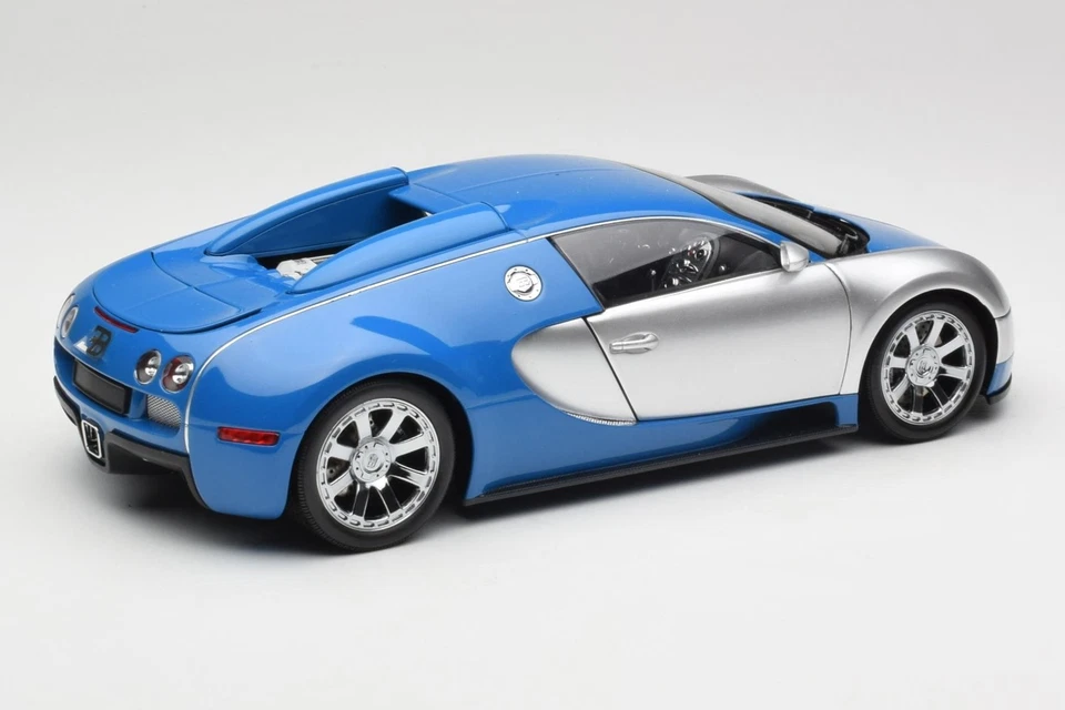 100110850-O Bugatti Veyron Edition Centenaire Chrome Blue No Outside Box Minicha - Image 3 of 4