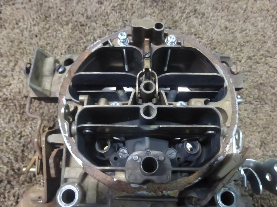 Carburador Cadillac Fleetwood V8 Rochester 4BBL Quadrajet 7042237 fabricante de equipamento original - Imagem 2 de 4