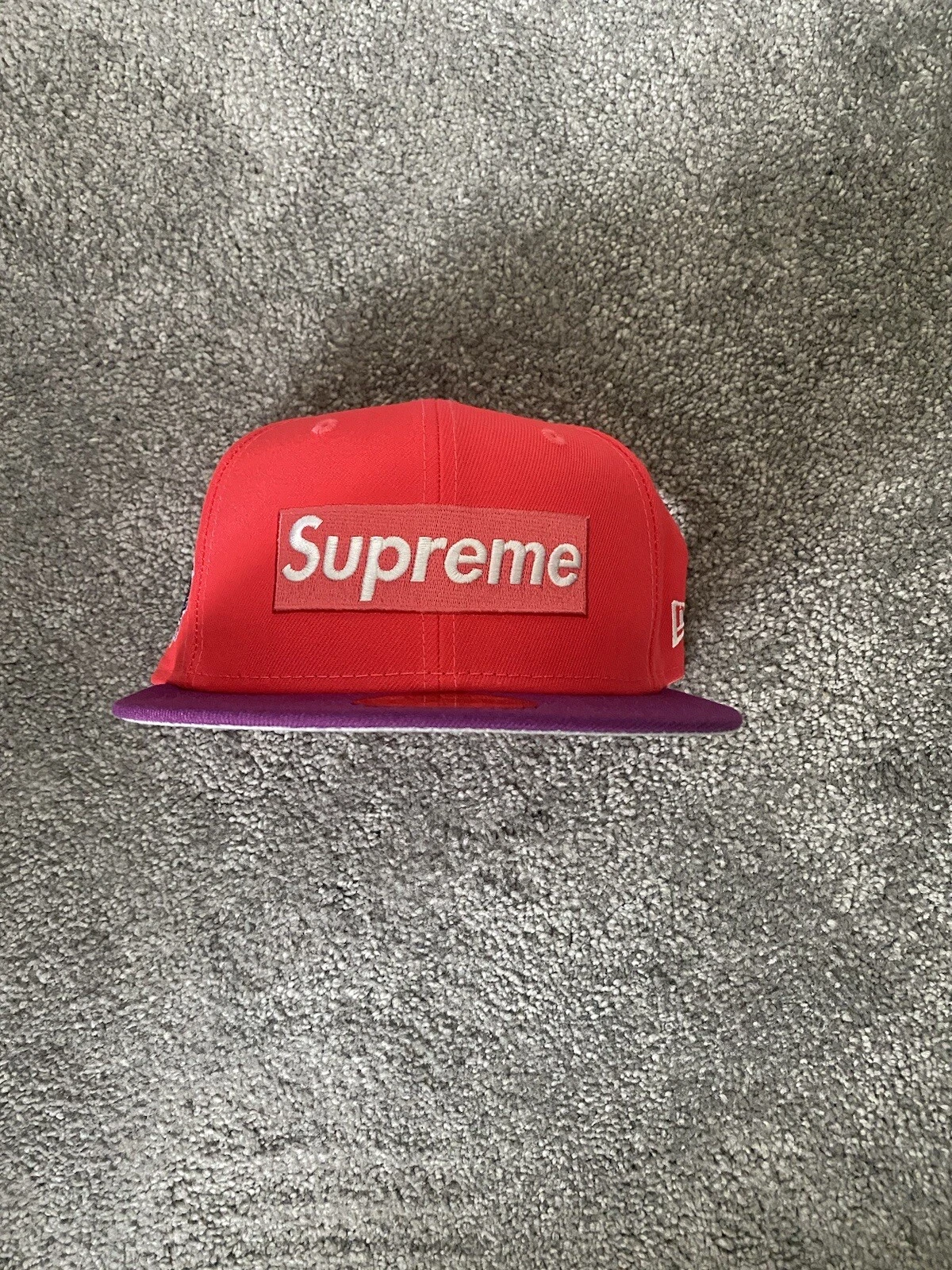 Casquette rouge neuve SS22 Supreme 2 tons boîte logo New Era taille 7 3/8 à la main