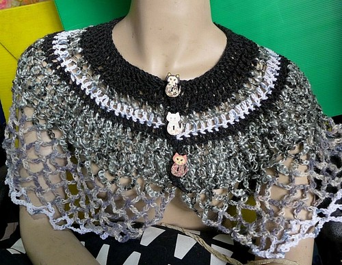 Schal Kragen Capelet Handarbeit Kunst Halstuch gehäkelt grau weiß Farben Katze Knöpfe - Bild 1 von 12