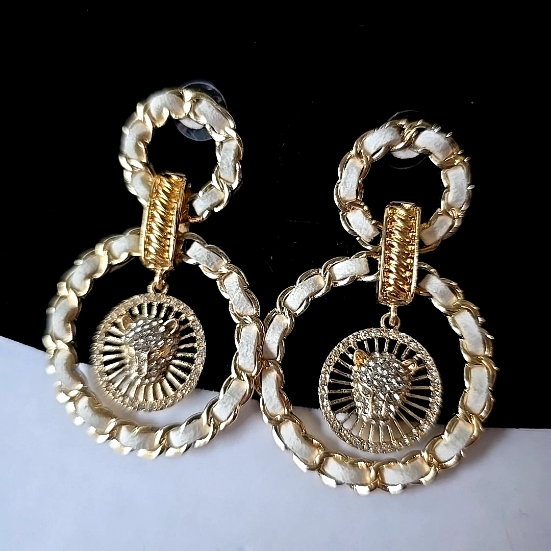 Pendientes de león dorados