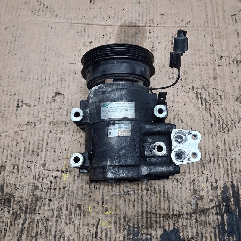 977011C600 Compressore a/c  HYUNDAI GETZ 1.5 16V CRDi VGT Ber. 5p/d/1493cc - Immagine 3 di 4