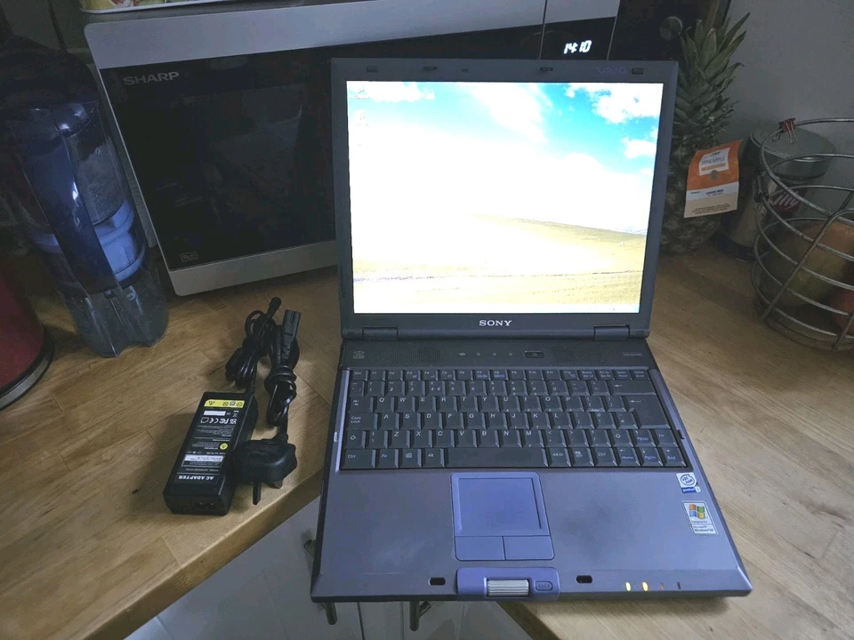 Retro Sony Vaio 15.1" Intel Pentium III 80GB HDD 256MB RAM Windows XP Laptop - Image 2 of 4