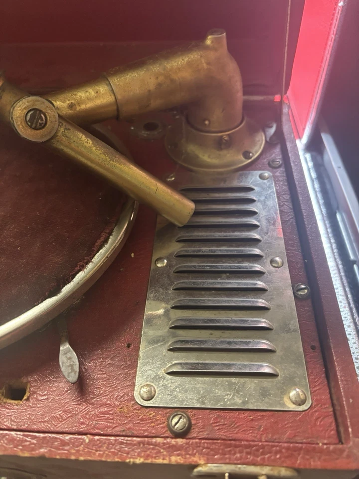 Vintage Portable Wind-Up Gramophone Phonograph – Red Case – For Restoration - Image 3 of 4