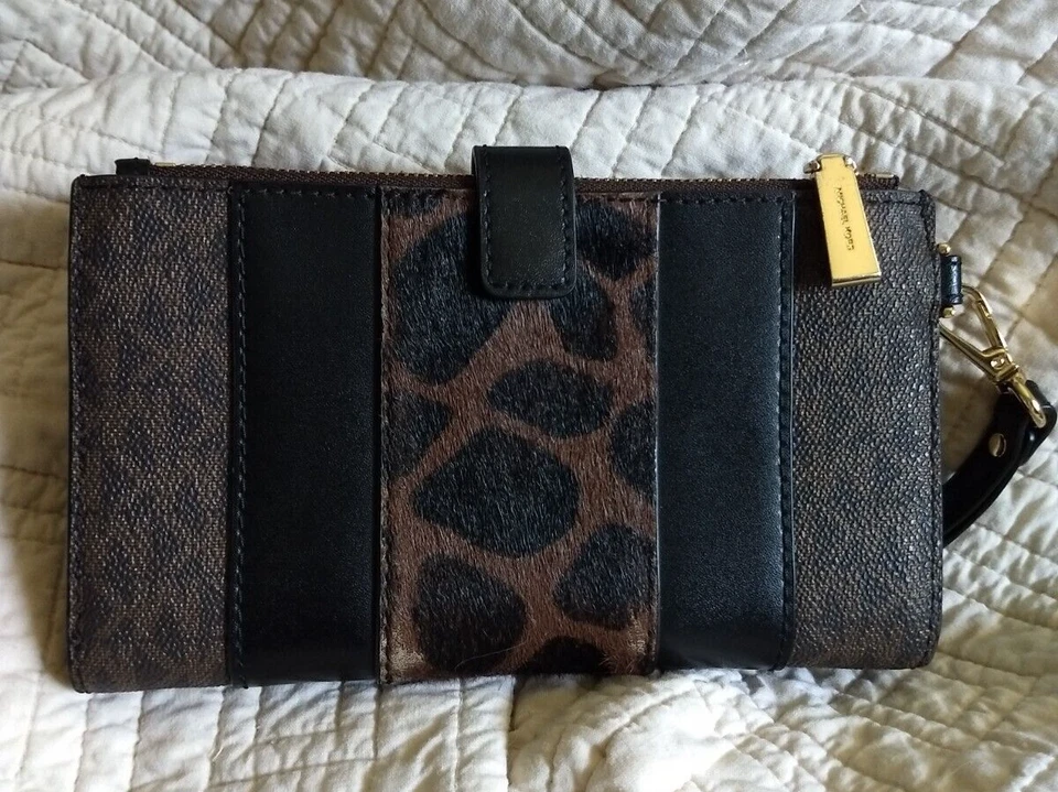 Muñequera Michael Kors Signature Logo Piel Gato Estampado Jet Set Doble Cremallera con Dorado Foto 3 de 4