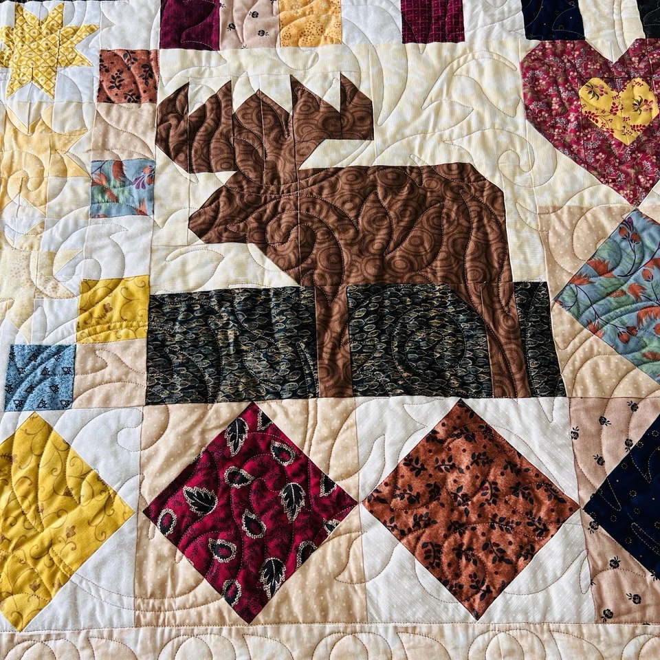 Edredón hecho a mano con temática de cabina - alces, árboles, casas - 64” x 80” - NUEVO Foto 4 de 4