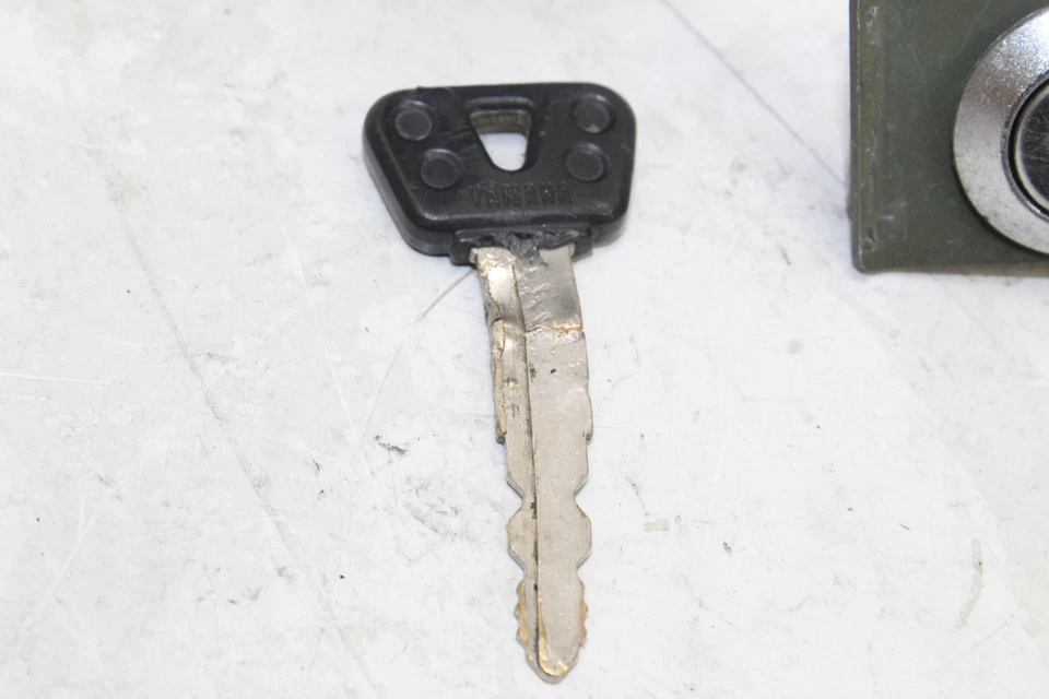 Cerradura de encendido Yamaha Yzf R1 2004-06 con llave 5vy-82501-10-00 OEM Foto 3 de 4