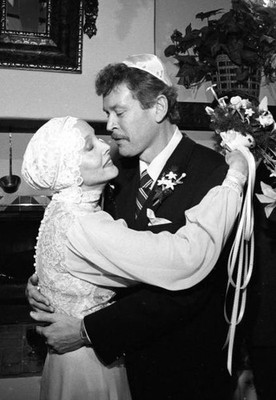 Carolyn Jones Peter Bailey Britton at their wedding on September 2- Old Photo 4
