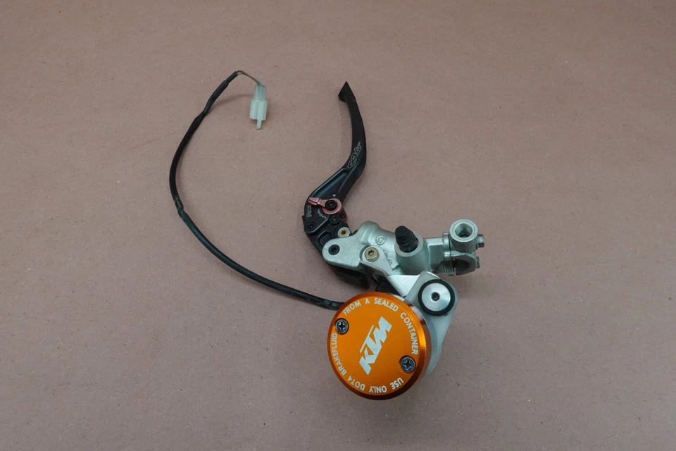 Conjunto de cilindro maestro de freno delantero KTM 990 SuperDuke 2007-2011 Foto 4 de 4