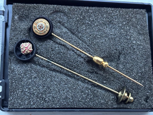 Pair of Vintage Knights of The Holy Sepulcher Pins Baked Enamel, CA7 chalice co. - 第 1/9 張圖片