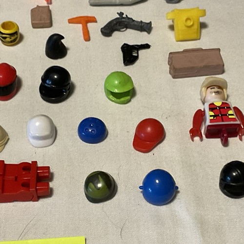 Konvolut Mini Spielzeug gemischte Teile. Helme, Rucksäcke, Mützen +++. - Bild 7 von 7