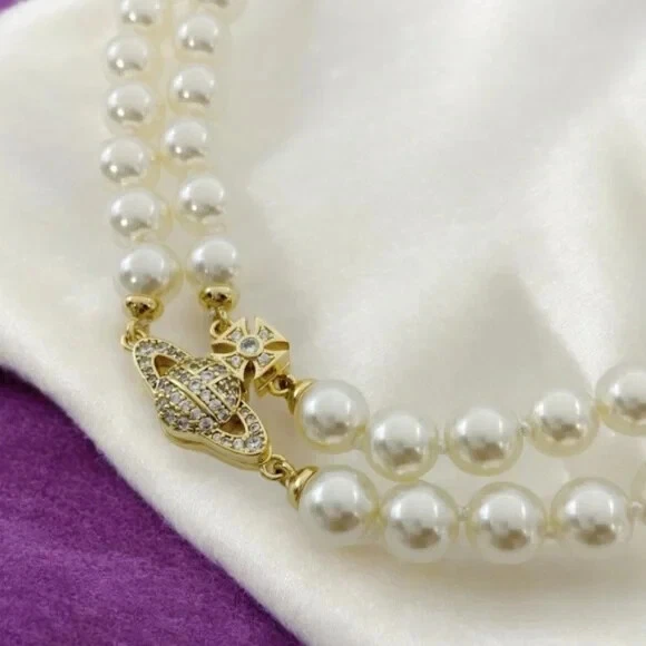 Gargantilla magnética Vivienne Westwood tono dorado GRAZIELLA dos filas perla. Foto 3 de 4