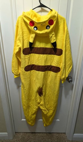 Pijama Pikachu One Piece Con Capucha Adulto M Bolsillos Abotonados Juegos con disfraces Halloween Nuevo - Imagen 4 de 7