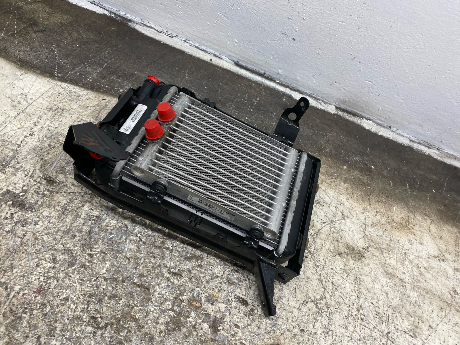 2014-2018 BENTLEY FLYING SPUR 4.0L V8 FRONT LEFT OIL COOLER RADIATOR W/AIR DUCT