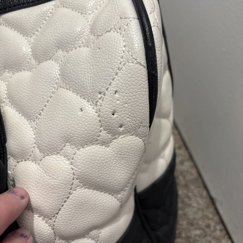 Bolso de hombro Betsey Johnson Weekender de lona blanco negro acolchado corazón Foto 3 de 4