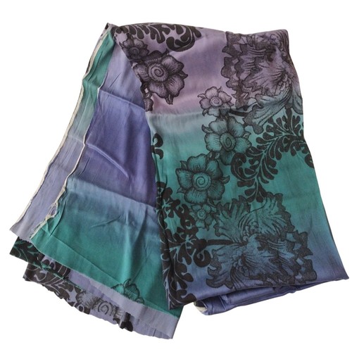 Tela de seda Ombre con estampado floral negro 48" W X 86" L tono joya azul verde azulado púrpura - Imagen 12 de 12