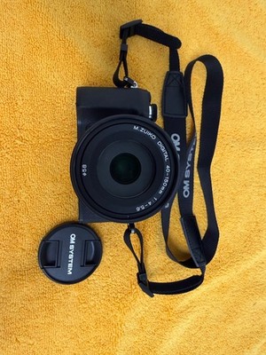OM SYSTEM OM-5 Black Body w/ OM 40-150mm lens. *MINT*.