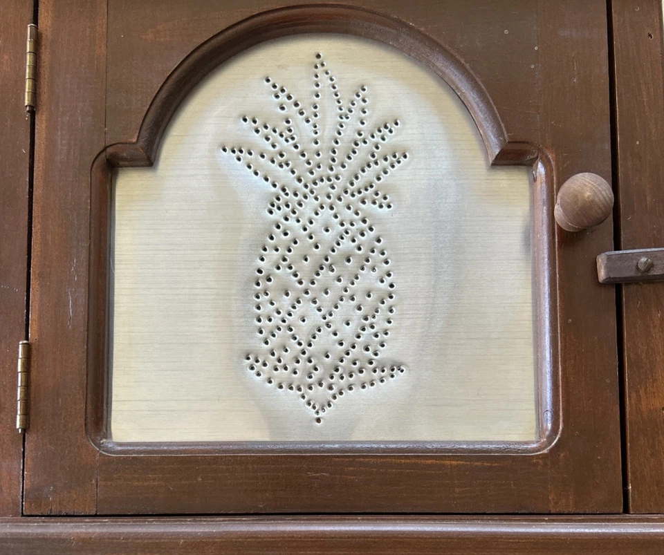 Armario de pared de madera vintage perforado a mano puerta de hojalata casa campo granja piña Foto 2 de 4