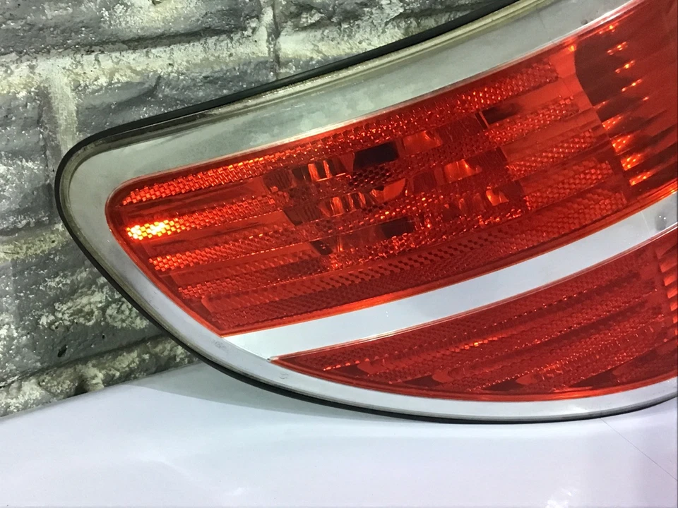 Luz trasera izquierda Saturn Outlook 2007-2010 (lado del conductor) OEM, COMPLETA Foto 2 de 4