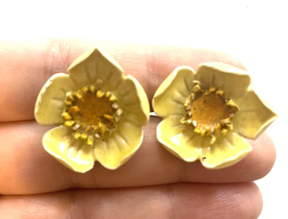 1.167 Vintage earrings with screws, ceramic flowers, yellow enamel - Image 2 of 3