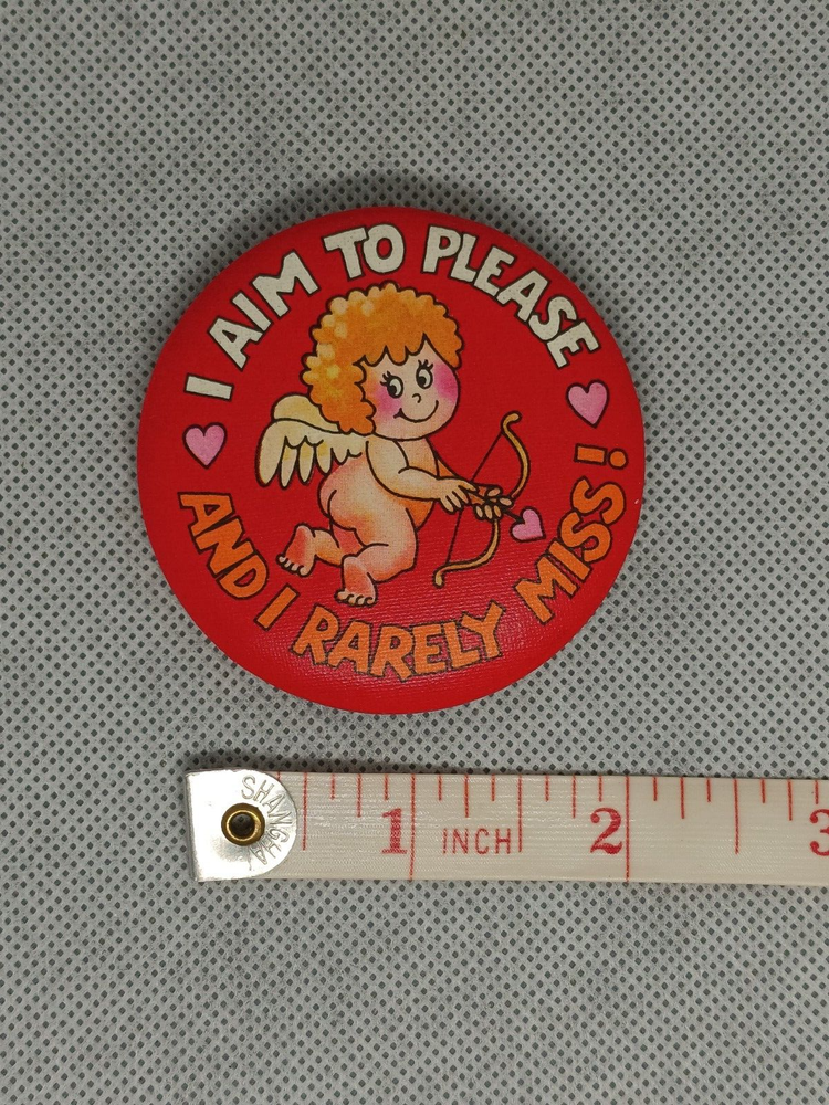 1981 Hallmark I aim to please  PIN BACK BUTTON COLLECTIBLE