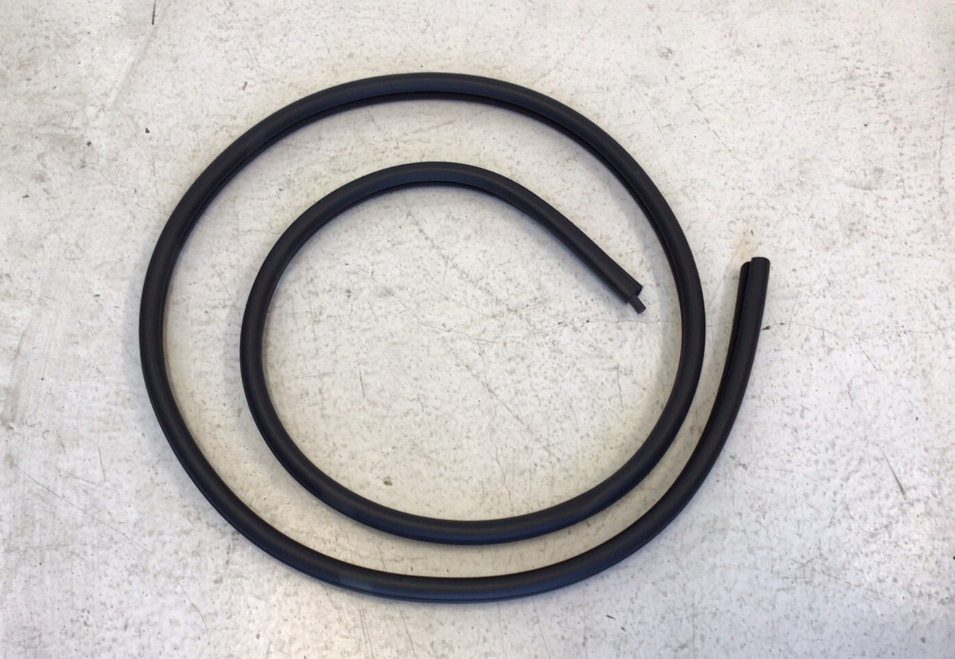 Maserati Quattroporte 2005-2013 REAR+LEFT Weatherstrip P/N 81457300