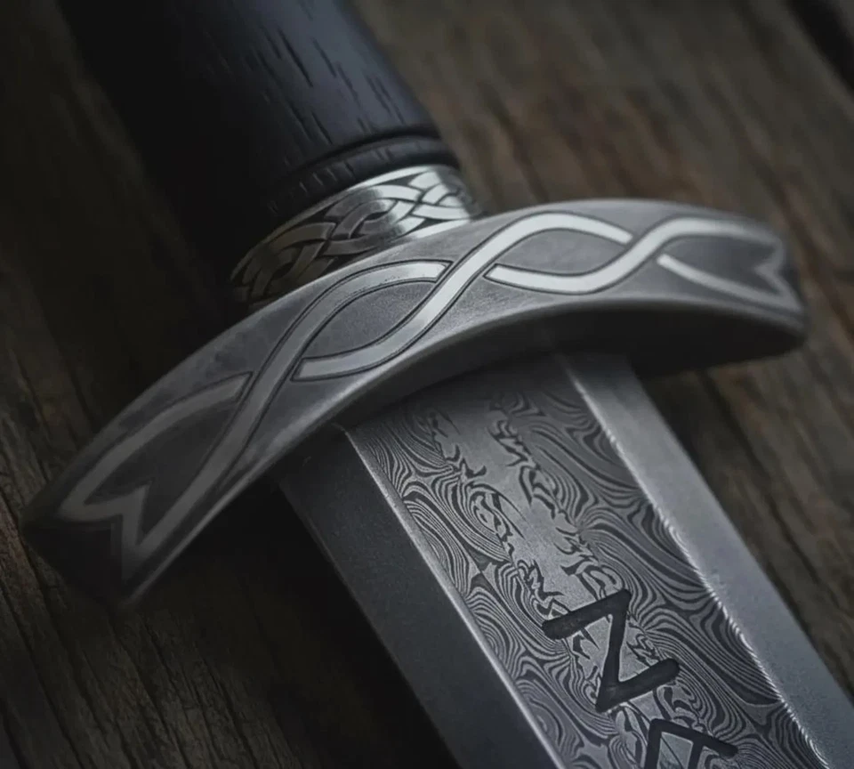 Espada vikinga de acero Damasco forjada a mano, espada Northmen hecha a mano con vaina Foto 2 de 4