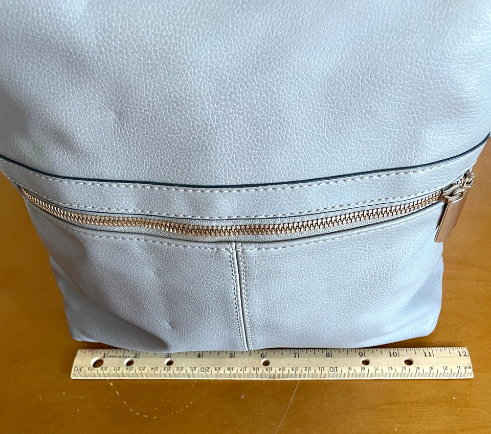 Mochila-bolso estilo domo objetivo 'A New Day' color gris imitación cuero con cremallera superior Foto 2 de 4