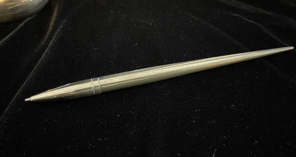Juego de 2 soportes para bolígrafos escultóricos enchapados en plata pulida pisapapeles bolígrafo delgado Foto 3 de 4