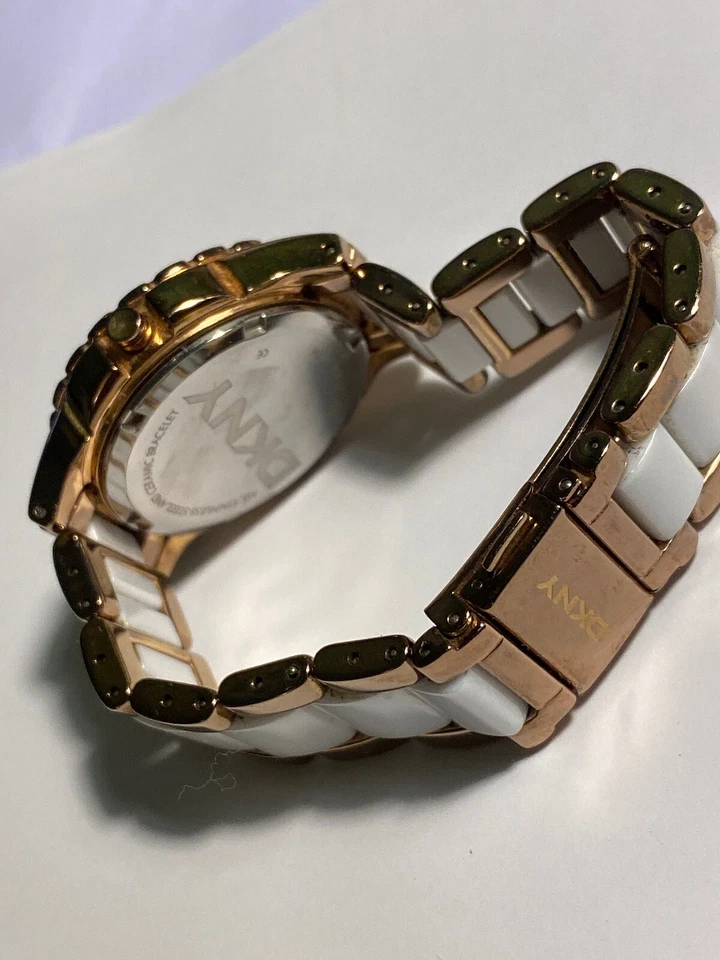 Relógio de pulso feminino DKNY rosto branco NY8821 - Nova bateria funcionando - Imagem 3 de 4