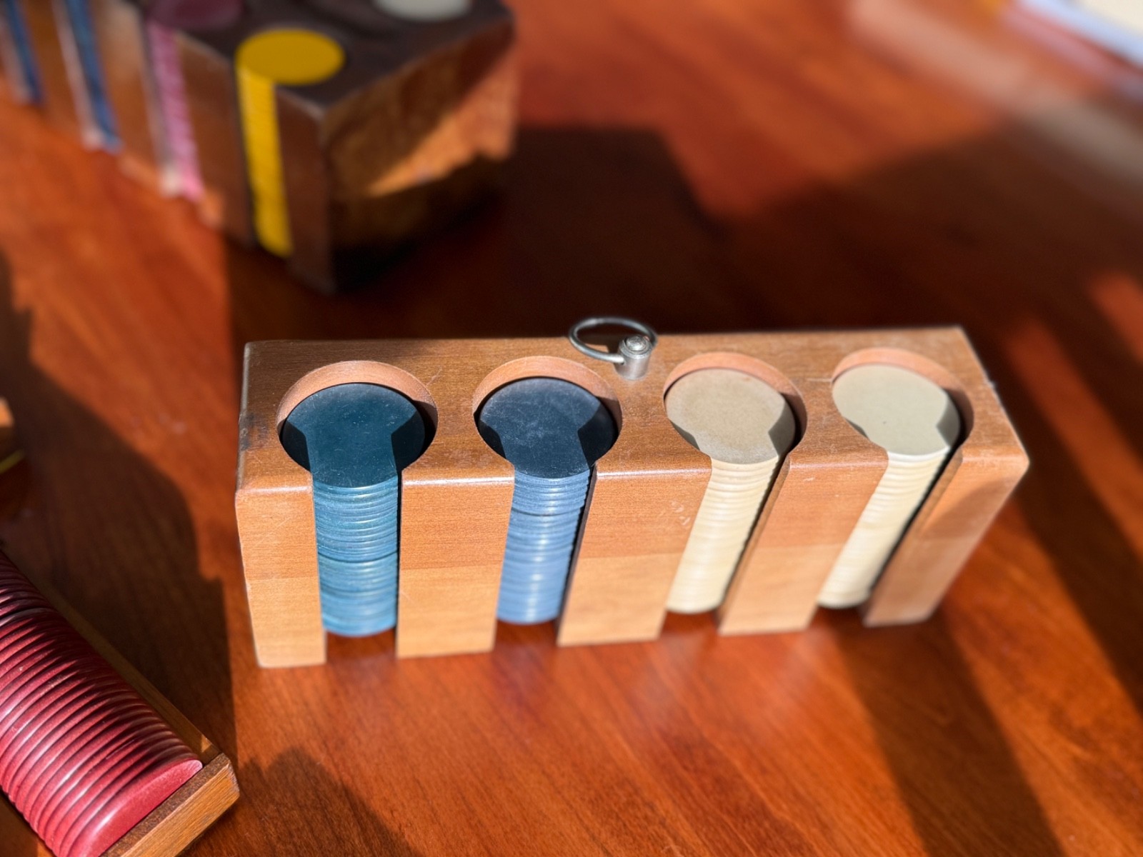 600 Vintage Antique Smooth Clay Poker Chips with Wood Holders and Trays