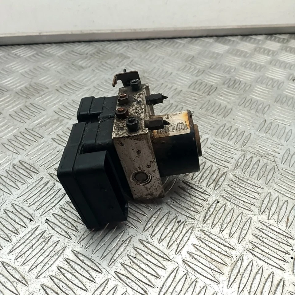 UNIDAD DE CONTROL MODULADOR BOMBA ABS TOYOTA YARIS 440500D031 Foto 2 de 4