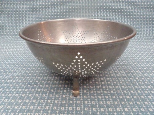 Vintage Aluminum Colander Seven Star Bowl with Dimeter 9-3/8" No Handles - Picture 3 of 8