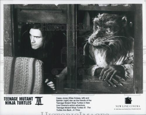 1993 Photo de presse Elias Koteas & "Splinter" dans "Teenage Mutant Ninja Turtles" - Photo 1 sur 2