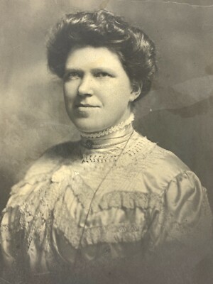 Bm) Found Photograph Lovely Victorian Era Woman Portrait Dress Style Fashion