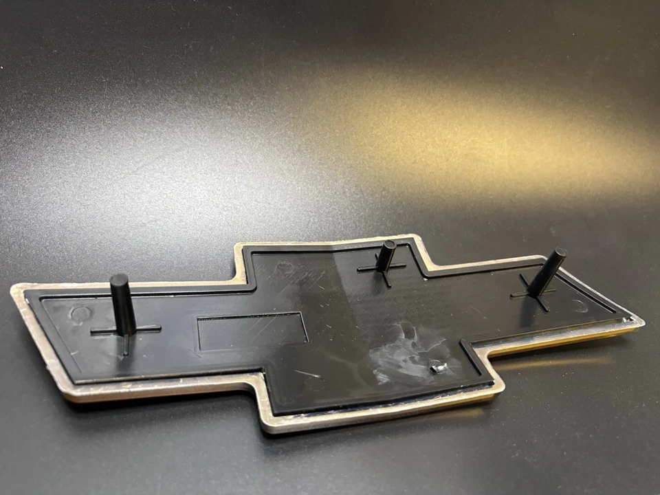 🔥 CATEYE 2003-2005 Chevy Silverado 1500 Grille Gold Bowtie 🔥 - Image 3 of 4