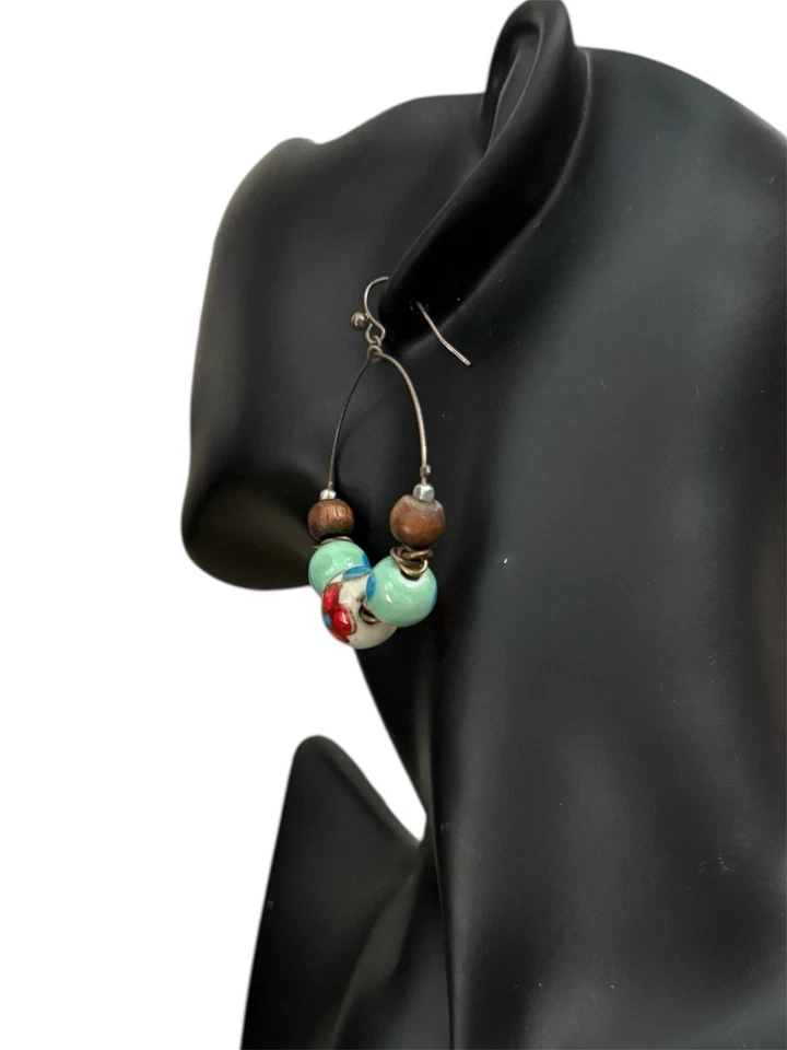 Pendientes de aro con cuentas con cuentas florales de cerámica, turquesa y madera Foto 3 de 3