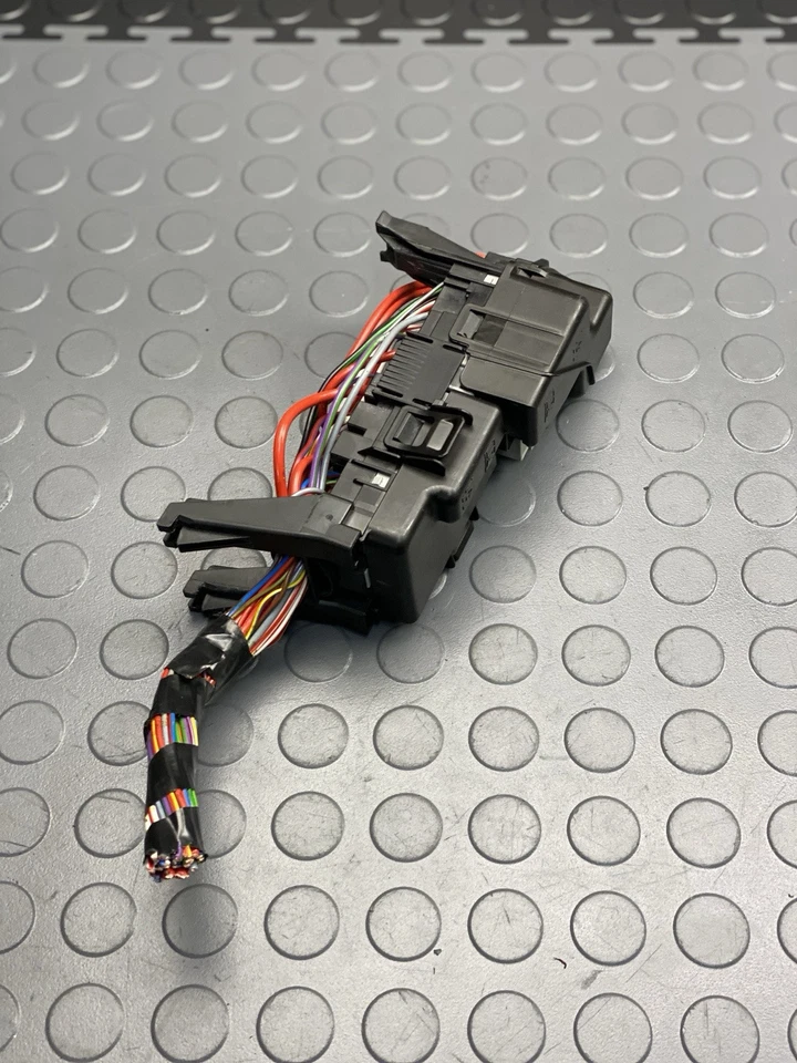 2014-2018 VOLVO V60 RIGHT PASSENGER ENGINE BAY FUSEBOX OEM - Image 4 of 4