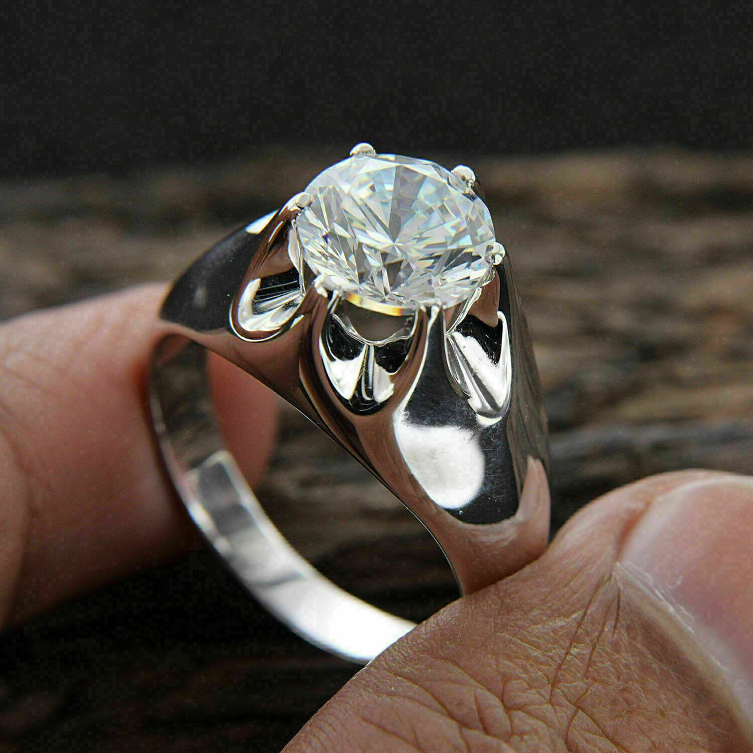 Anillo solitario de diamantes de corte redondo para hombre de oro blanco de 14 k
