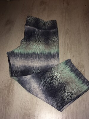 Nux Cropped Capri Leggings mit Schlangenmuster, Cropped Capri, Gr. L, Large, blau grün