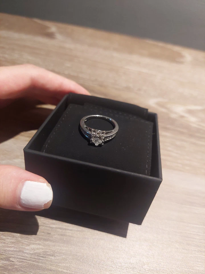 14K White Gold With One Carat  Princess Cut Diamond Ring  Size 7 - Image 2 of 4