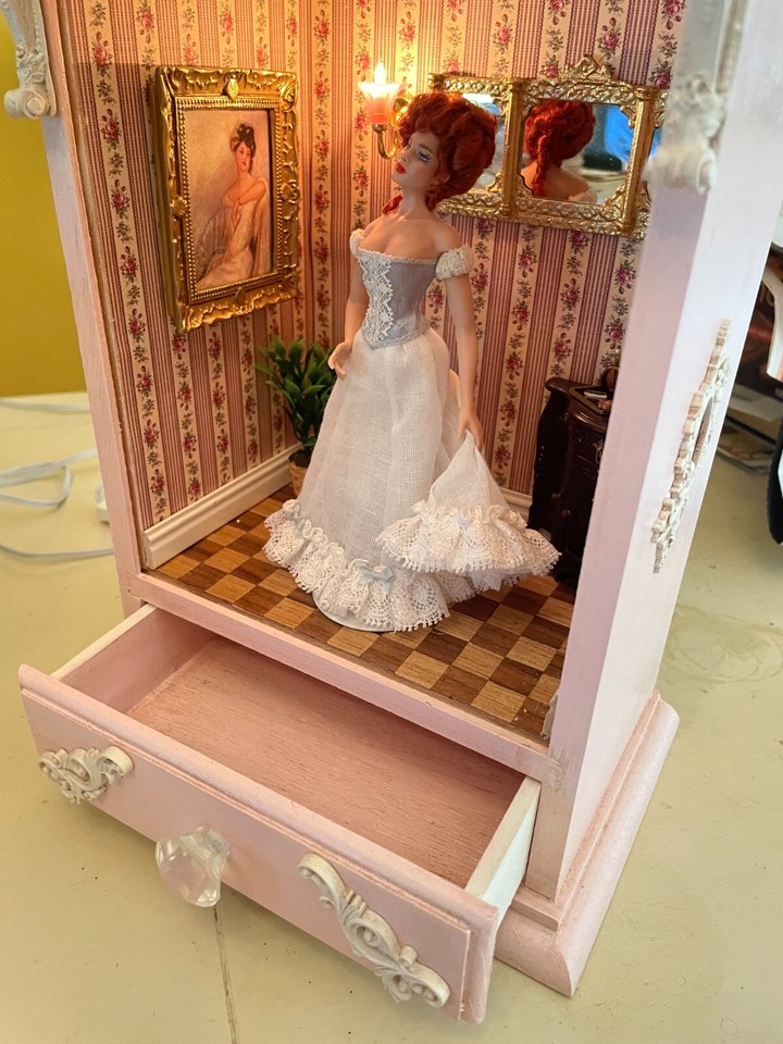 Beautiful Victorian miniature dollhouse shadow box w/furniture and doll
