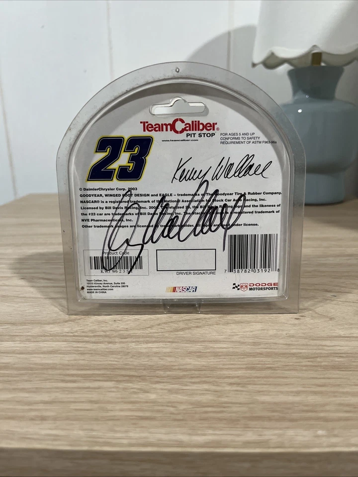 Kenny Wallace #23 Stacker 2 2003 1:43 Team Caliber Owners Series Firmado Foto 2 de 2