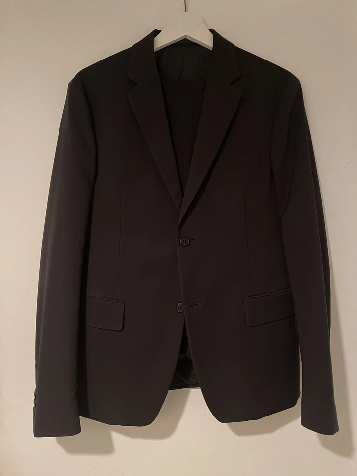 Traje Prada negro  Foto 3 de 4