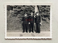 Orig. Foto 3Offiziere KVP Uniform M&uuml;tze Weimar Th&uuml;ringen Fahne