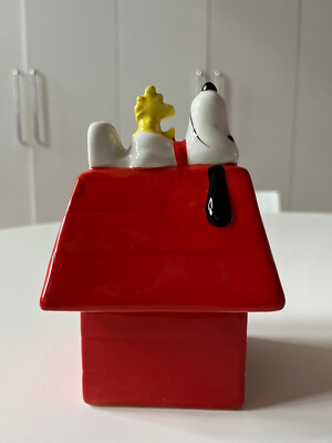 SNOOPY UND WOODSTOCK HUNDEHÜTTE ORNAMENT. BRANDNEU MIT ZWEI KLEINEN CHIPS.