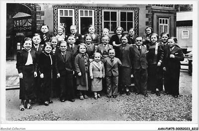 AANP1-75-0042 - PARIS - Internationale Ausstellung - Eine Gruppe der Bevölkerung des