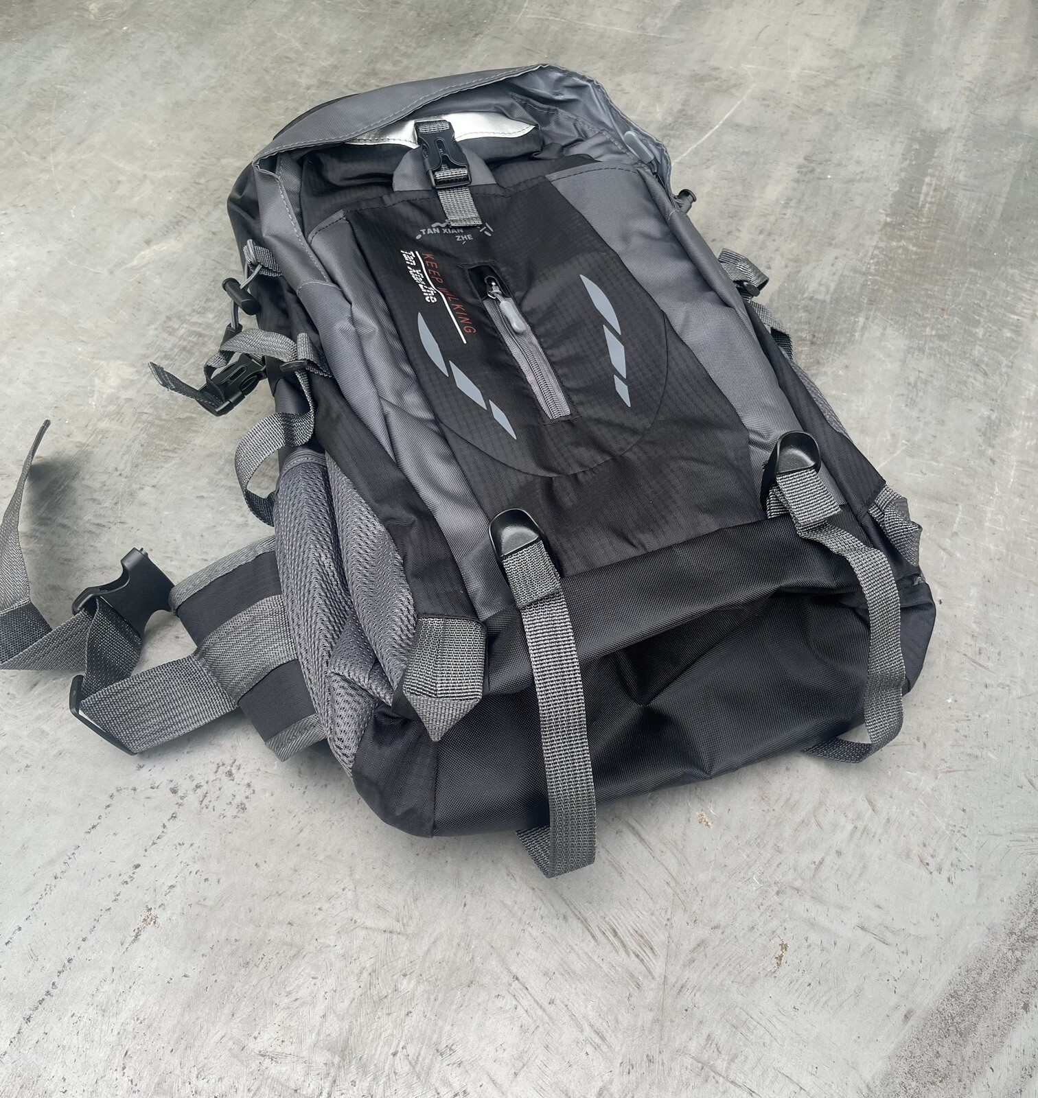 Sac de randonnée imperméable avec compartiment matériel saisonnier et dos ventilé